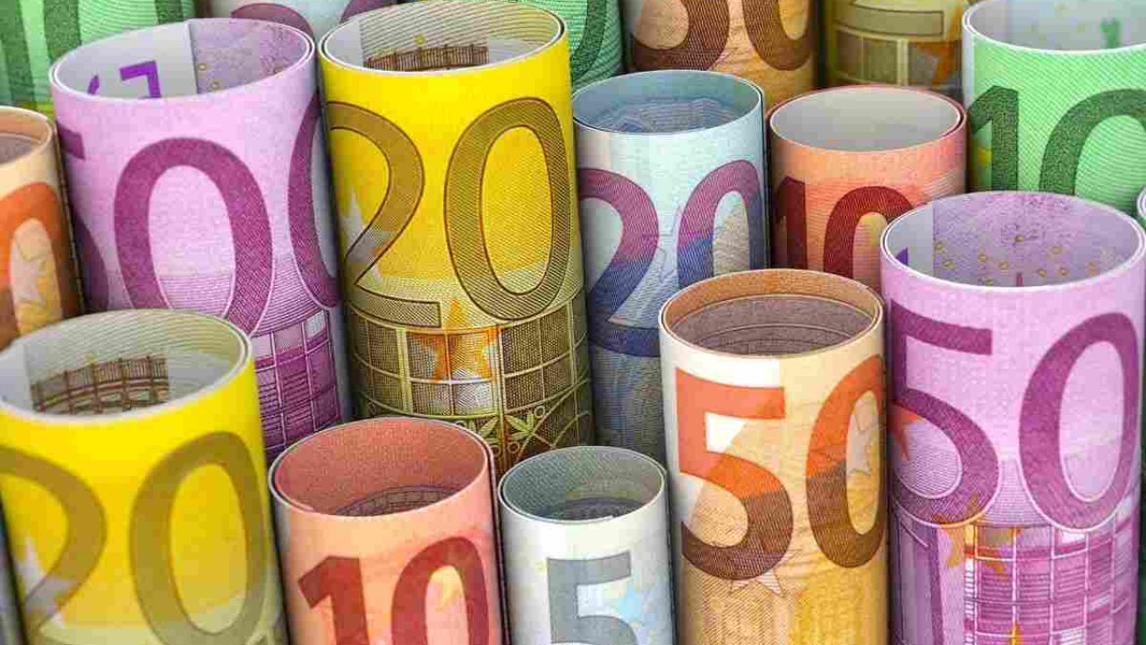 Soldi, come risparmiare 5 mila euro in un anno grazie al trucco delle buste